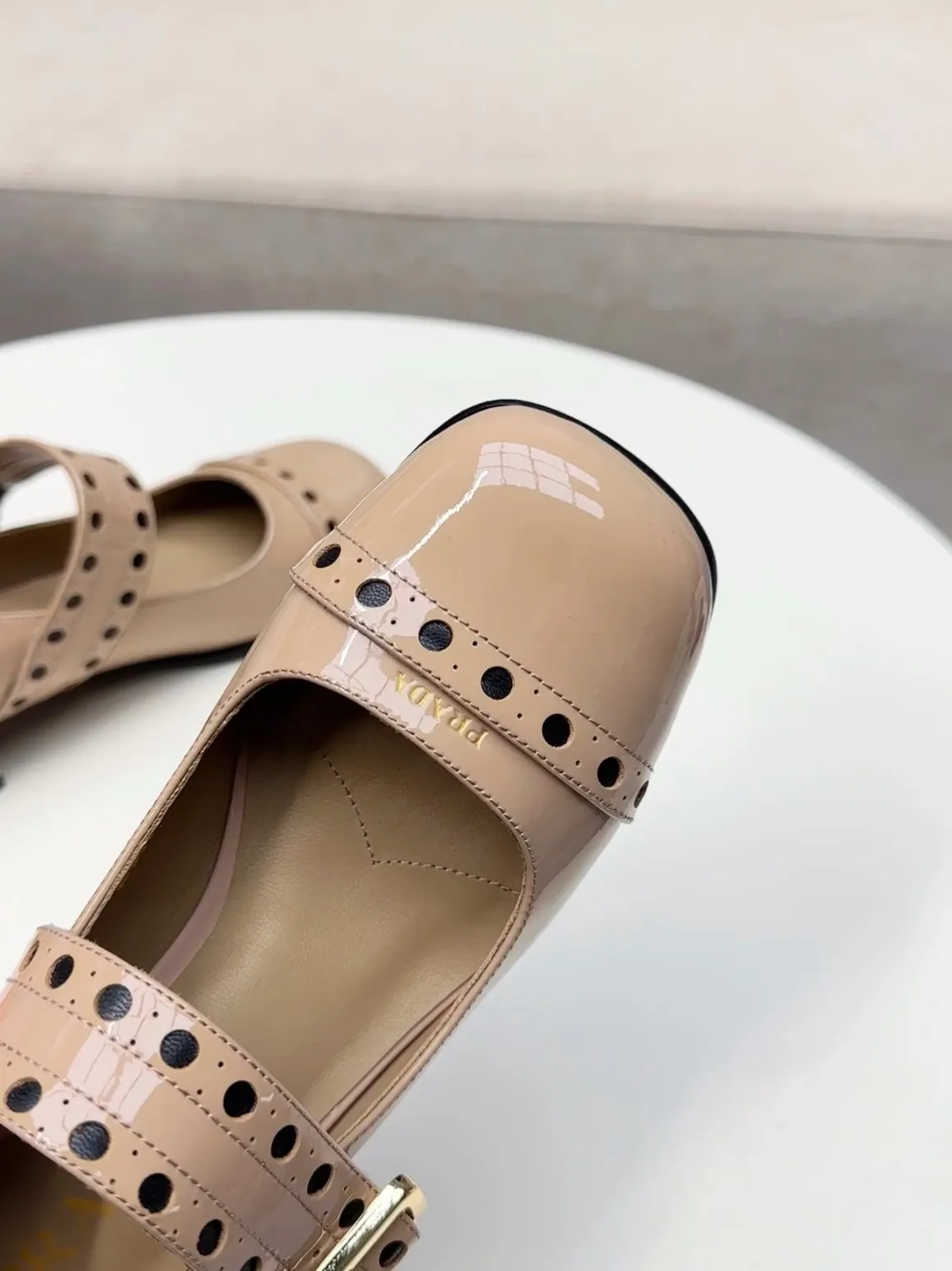 👟👟Ex-factory price 600👟👟🛒…………PRADA 2025 series loafers! At first glance, it looks both classic and versatile! No need to worry about the texture and feel of your feet! 🕳️🕳️🕳️ ____________________✍️ The simple combination is very eye-catching and atmospheric. I sincerely recommend you to buy it! Extremely versatile! Its square toe design is suitable for all kinds of female foot shapes and can be easily controlled. It is comfortable on the foot and does not squeeze the foot. The soul of the whole pair of shoes is the bias-cut design! The craftsmanship of this shoe upper is not easy to make. It seems to be quite simple, but it is much more expensive than making boots and has a high scrapability! ●━━━━━━───── Upper: imported soft cow patent leather ●━━━━━━───── Lining: silk lambskin, fine and firm leather, very soft and breathable ●━━━━━━───── Outsole: Imported Italian genuine leather outsole ➕Forefoot injection molding, high-grade and non-slip ●━━━━━━───── Heel height: 4.5cm ●━━━━━━───── Warm reminder: This shoe is an authentic sole series and you must pay attention to precautions when trying it on. Returns and exchanges are not supported if there are marks on the outsole. You can change the size and style within 15 days. Unconditional returns are not supported. Thank you for your support🙏🙏Happy cooperation.